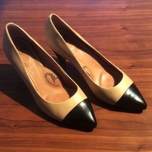 SALE! SOFFT Beige/black tipped leather pumps